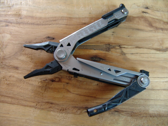 GERBER-CENTER DRIVE-MULTI PLIER-w/ BITS-GERBER CASE-STAINLESS & BLACK-NEAR MINT