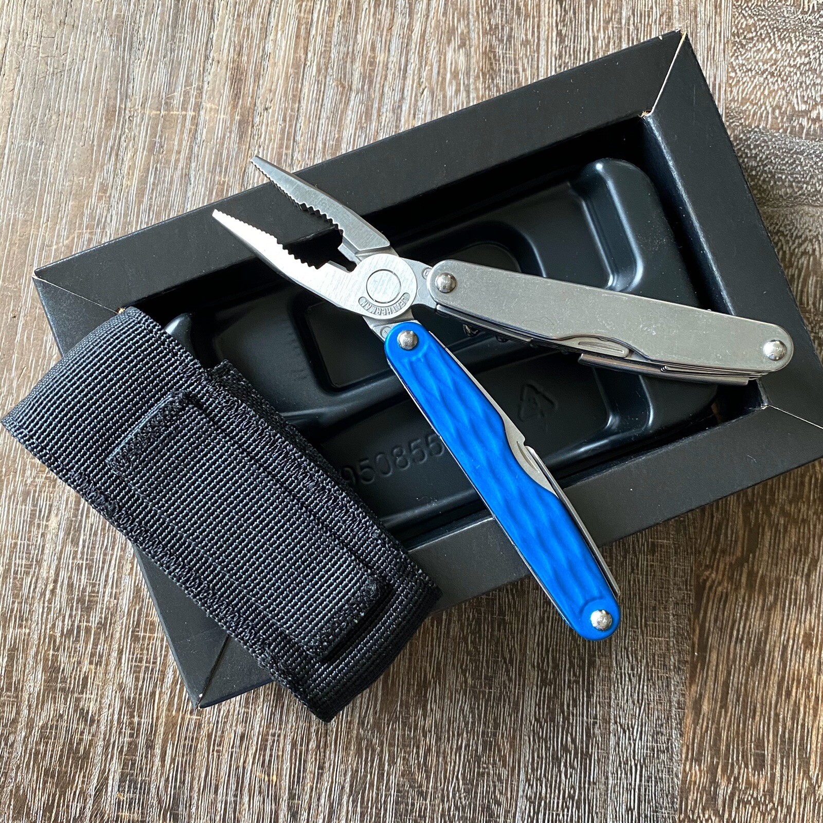 Collectible, New, Leatherman Juice CS4 Columbia Blue Multi-Tool, Gift Box