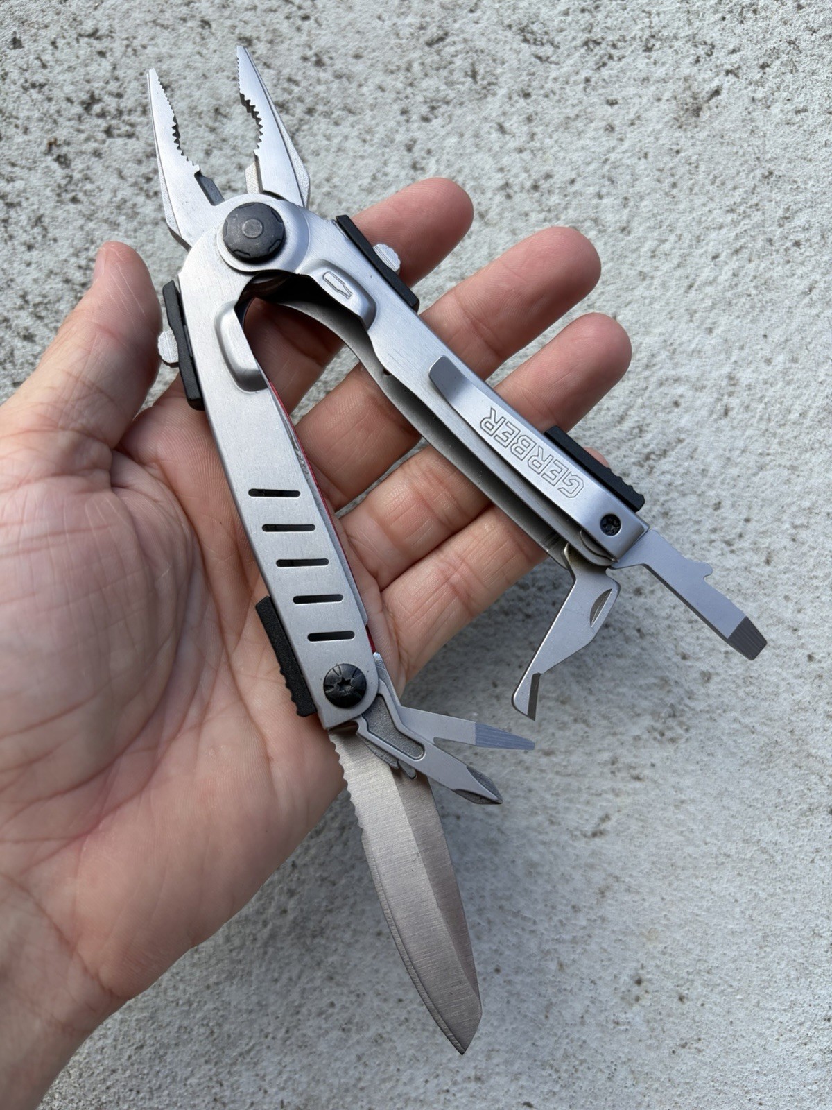 GERBER OCTANE RED/SILVER MULTI-PLIER MULTI TOOL IN SHEATH DISCONTINUED, RARE EXC
