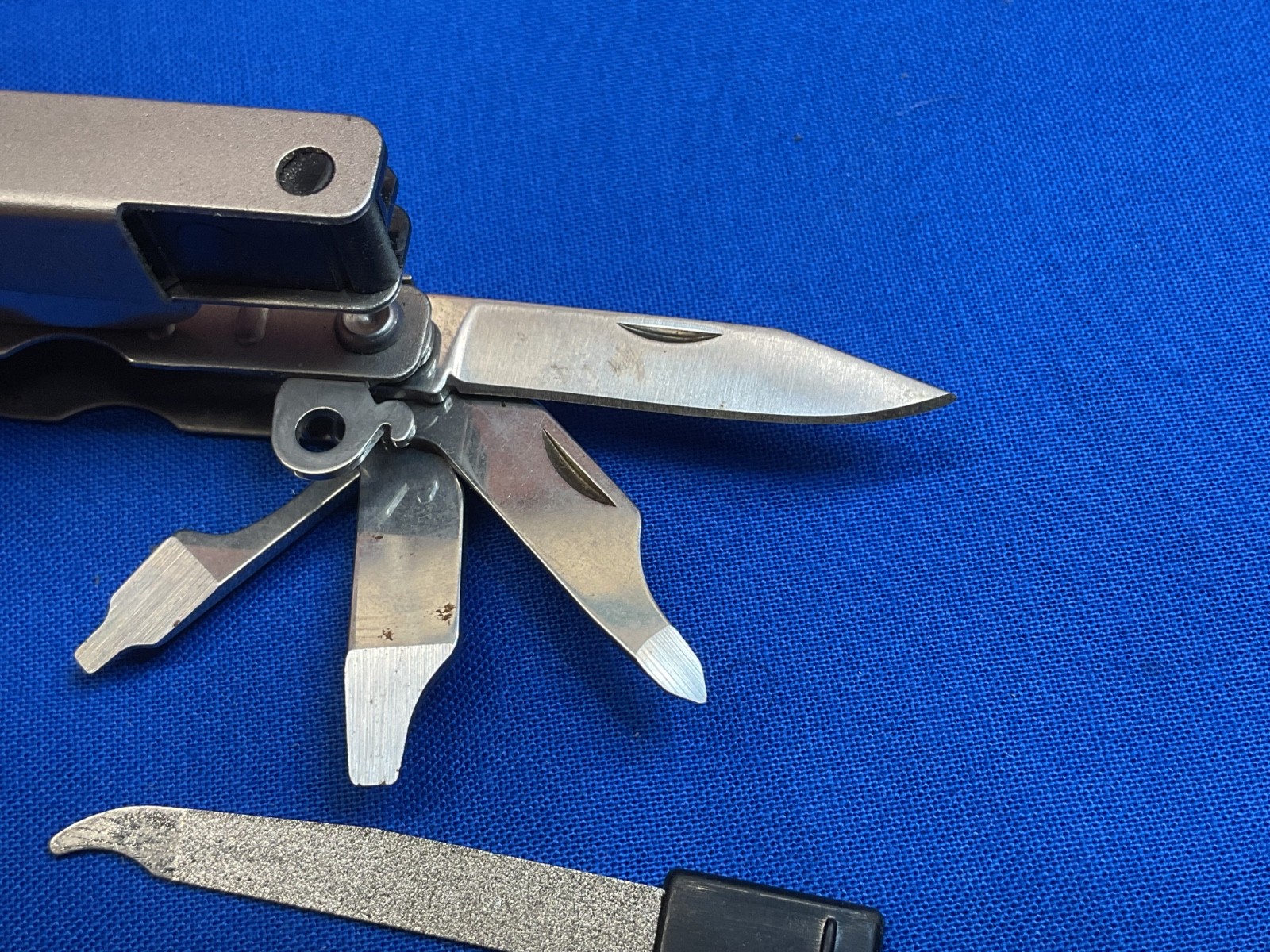 Schrade Chip ST2 Mini Multi-Tool Knife Scissors