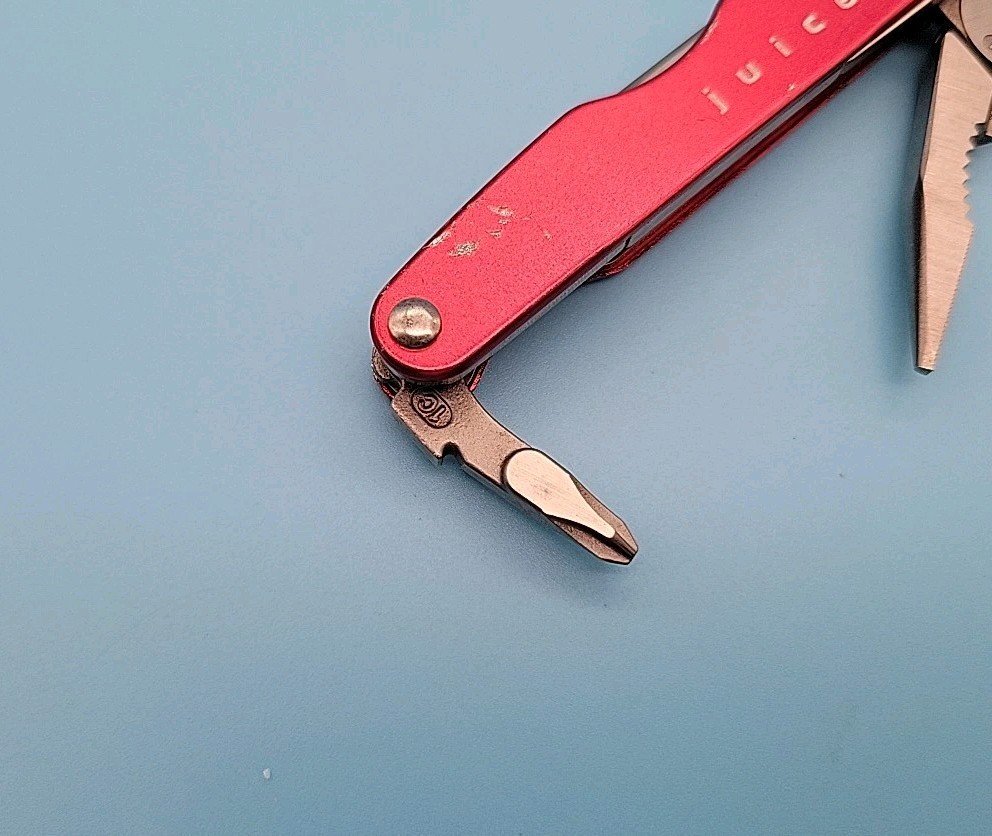 Leatherman JUICE C2 Multi-Tool – Dated 0509 – Red – Knife, Pliers *Retired*