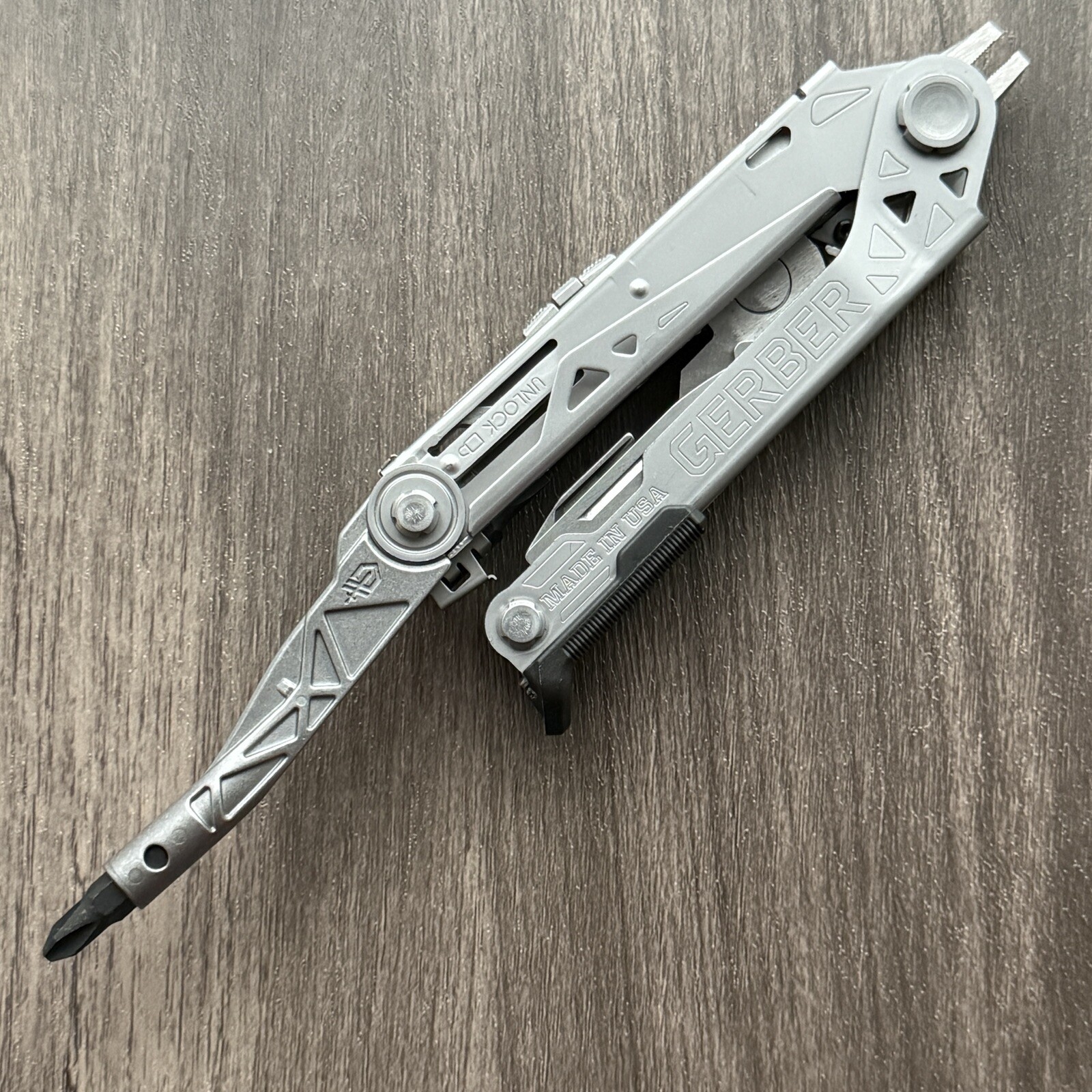 Gerber Center Drive Plus Multi-Plier w/Leather Sheath Multitool w/Scissors. USA