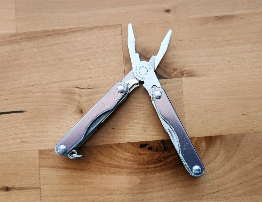 Leatherman Squirt P4 Multi-Tool With Pliers Knife Grey – Great Condition – Y12