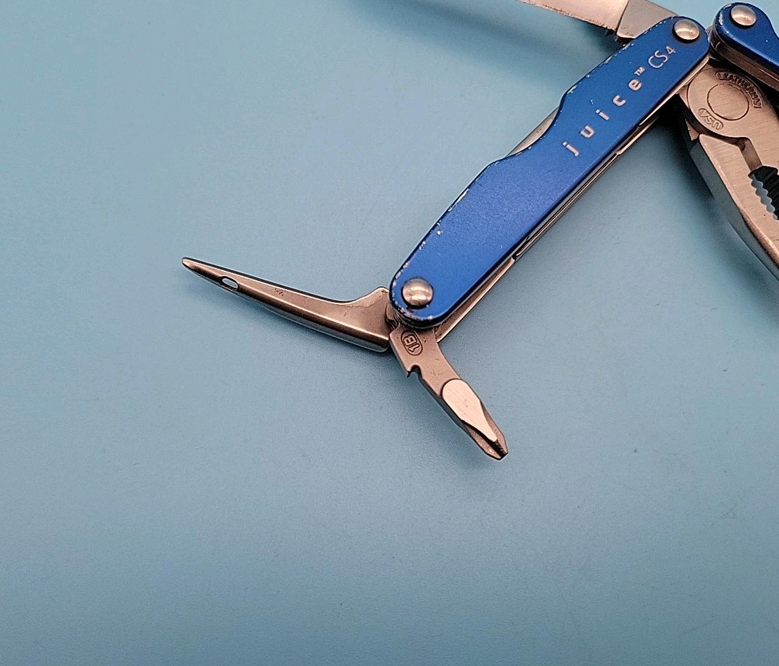 Leatherman JUICE CS4 Multi-Tool – Dated 1001 – Blue – Discontinued – Pliers