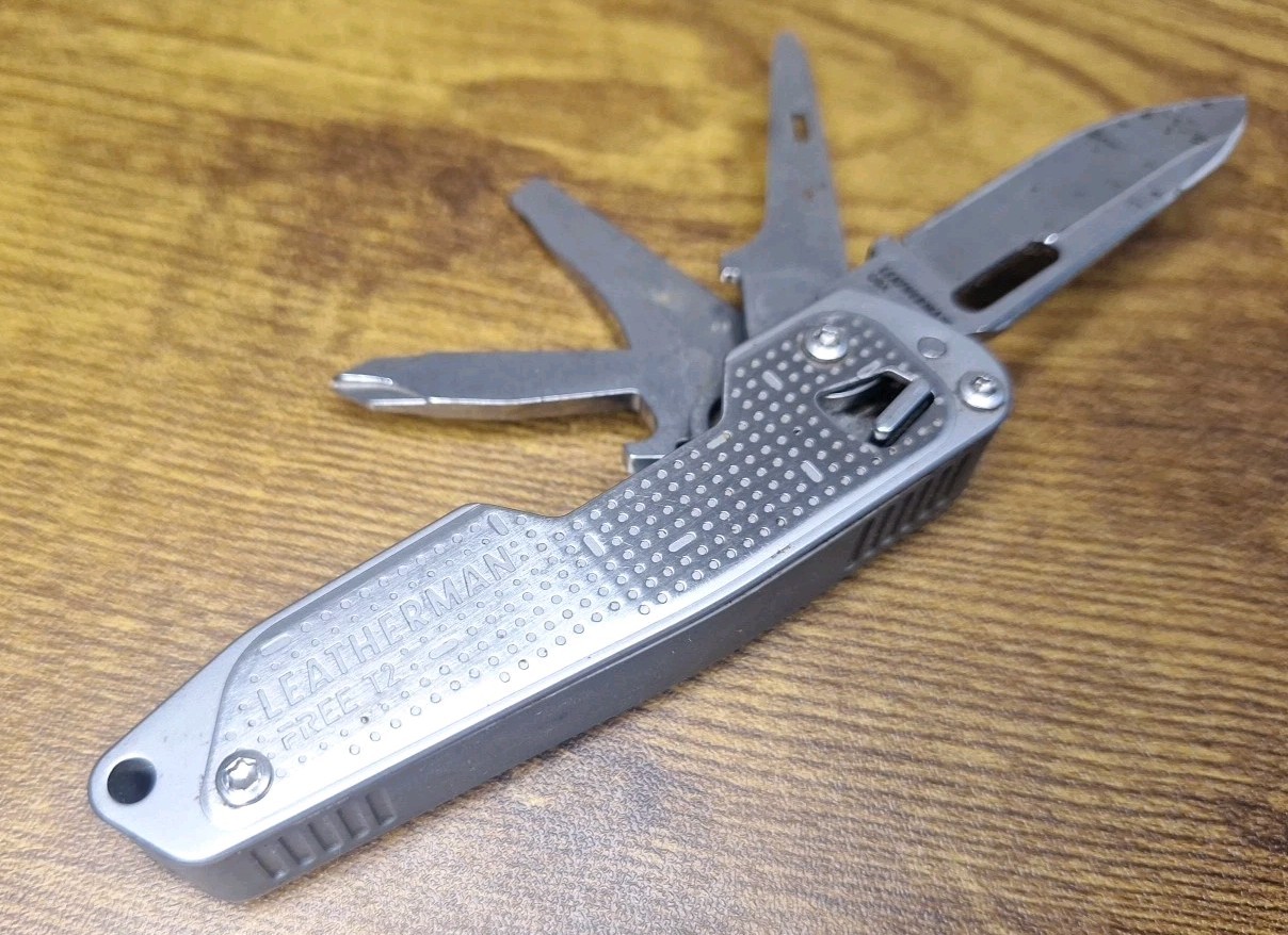 Leatherman FREE T2 Pocket Knife Multi-tool Silver Toned Screwdriver Philips