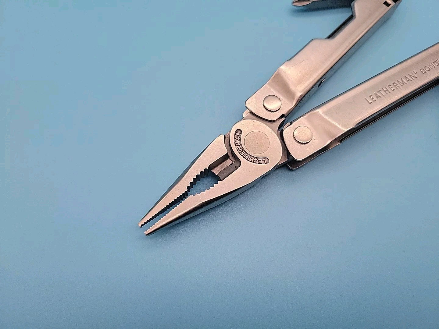 LEATHERMAN Bond Multitool – Knife, File, Screwdrivers, Pliers – Silver