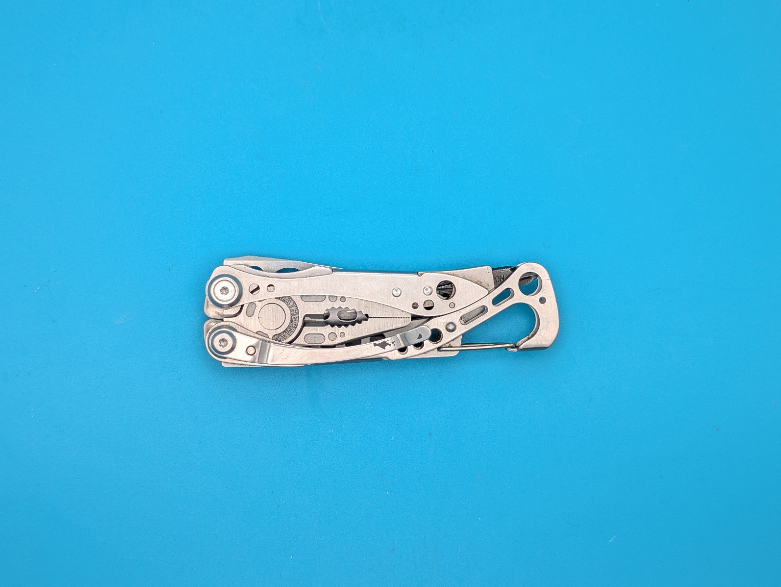 LEATHERMAN Skeletool Multi Tool – Combo Edge Blade Knife Pliers Carabiner!!!