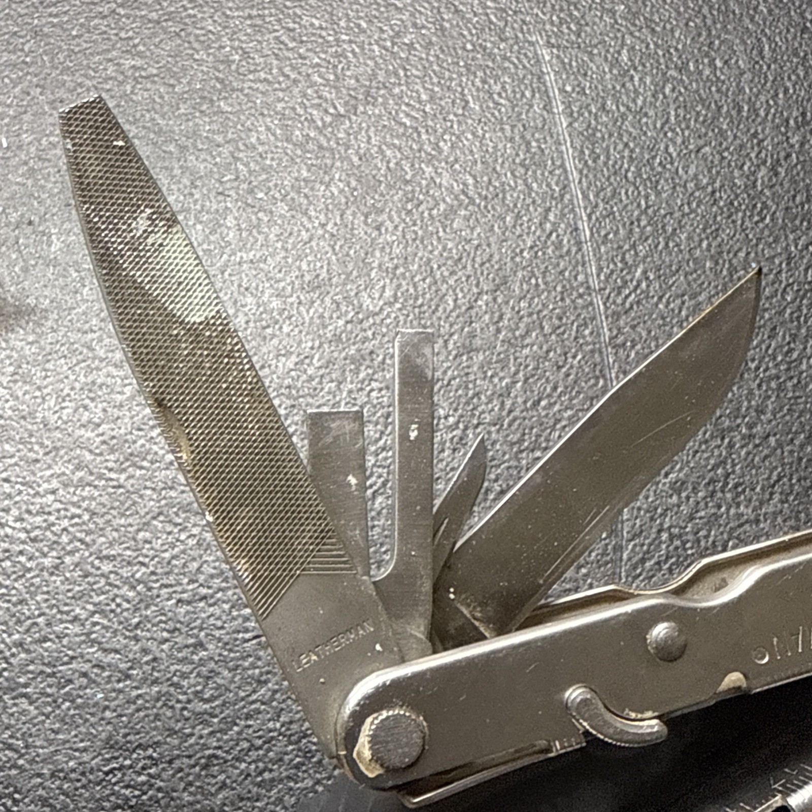 LEATHERMAN 200 SUPER TOOL SELLING FOR PARTS NOT WORKING