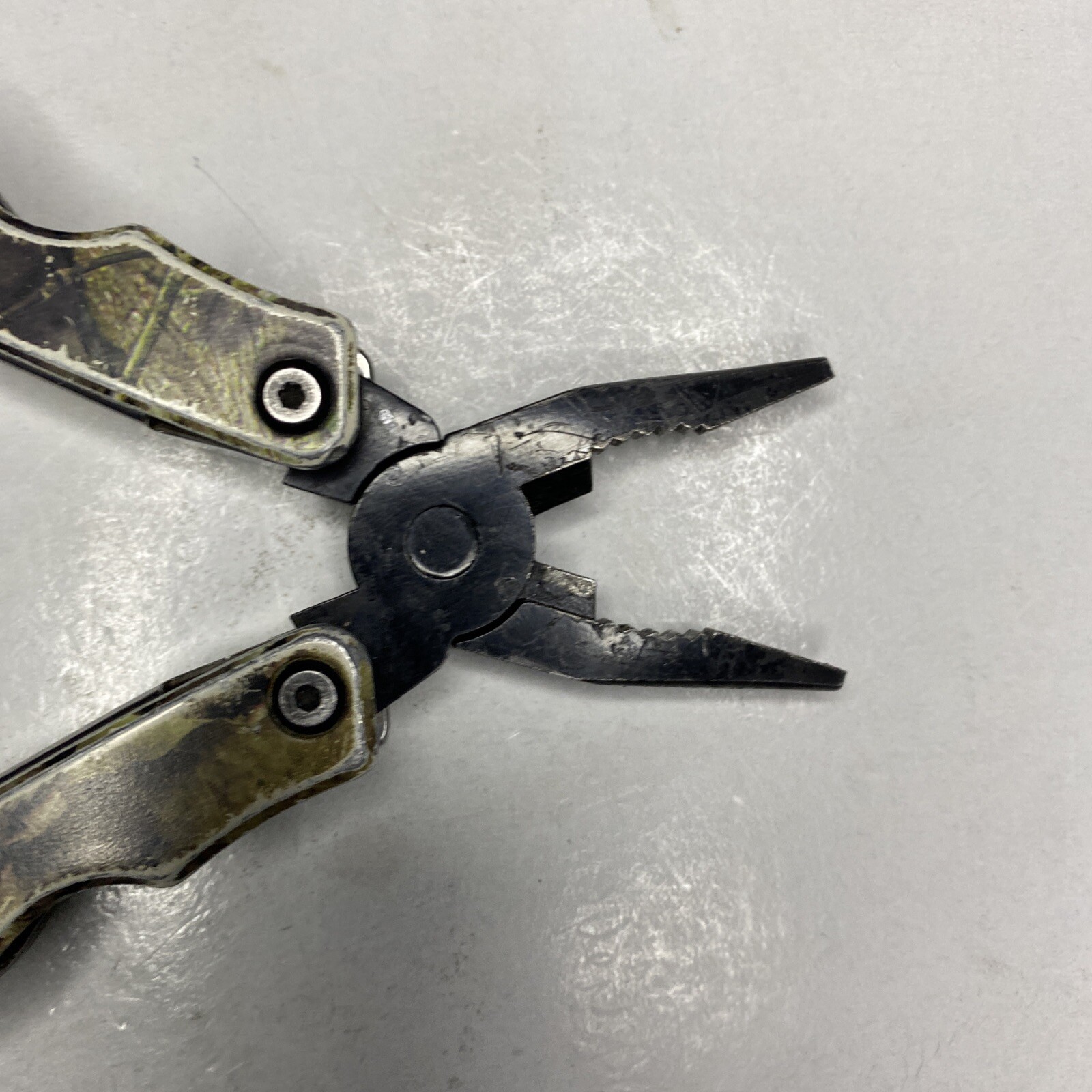 MOSSY OAK 13-1 Multi-tool – Multi Function Pliers – Folding Tool Camouflage