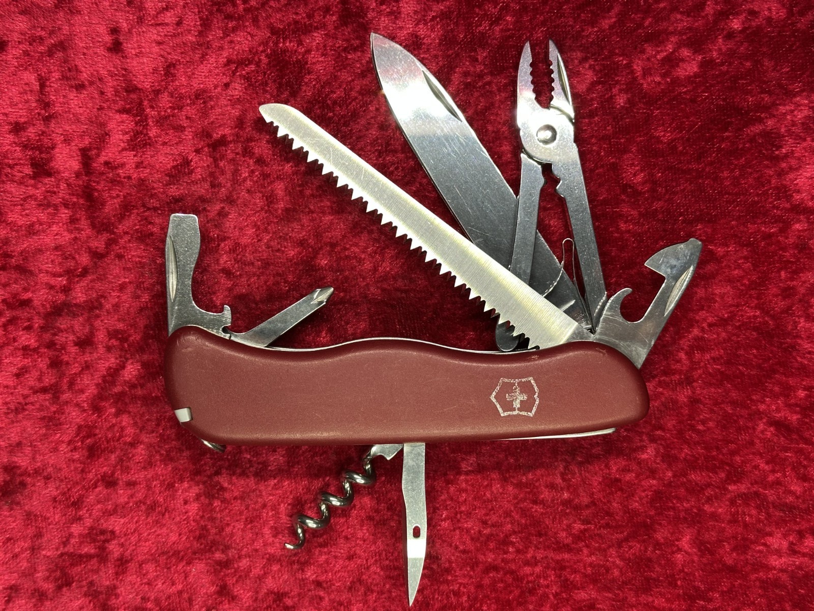 Victorinox Atlas Red Large Swiss Army Knife 111mm 11 Tool 4 Layer (671)