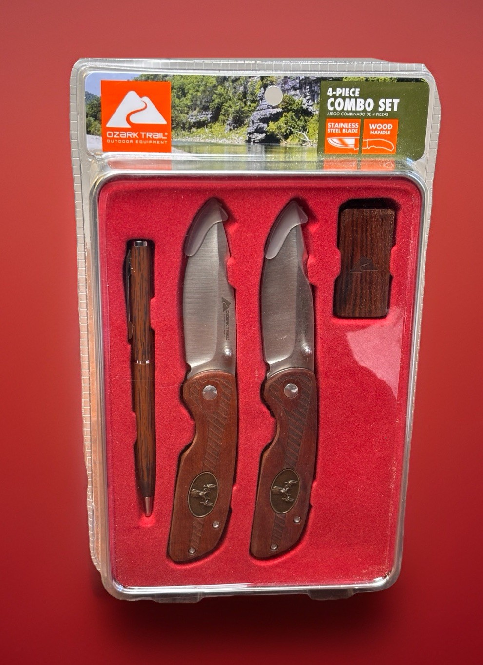 OZARK TRAIL 4 PIECE COMBO SET 2-6.5″ KNIVES DEER TIN MONEY CLIP & PEN NIB