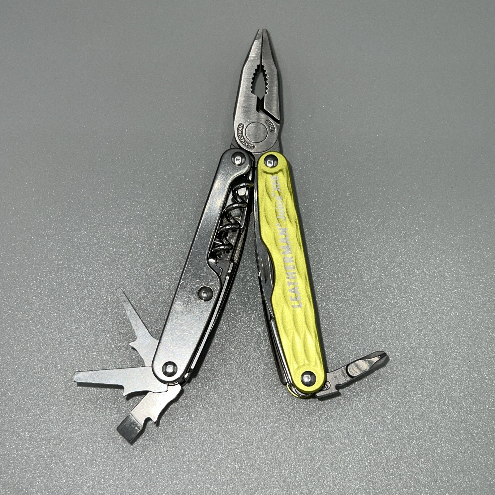 Leatherman Juice XE6 Moss Green 14 Tool Multi-Tool w/Sheath Retired 831931