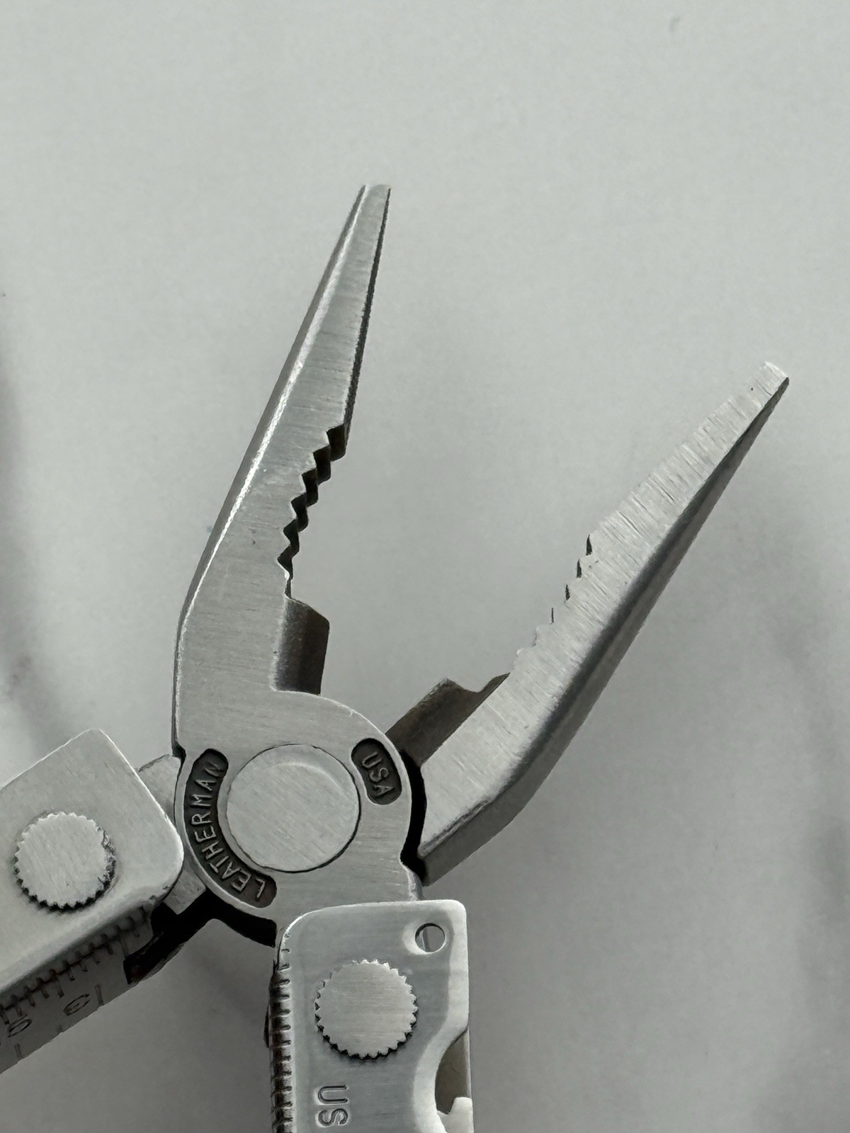 Leatherman MINI TOOL multitool. US PAT PEND w/Pliers Precision Alignment Hole!