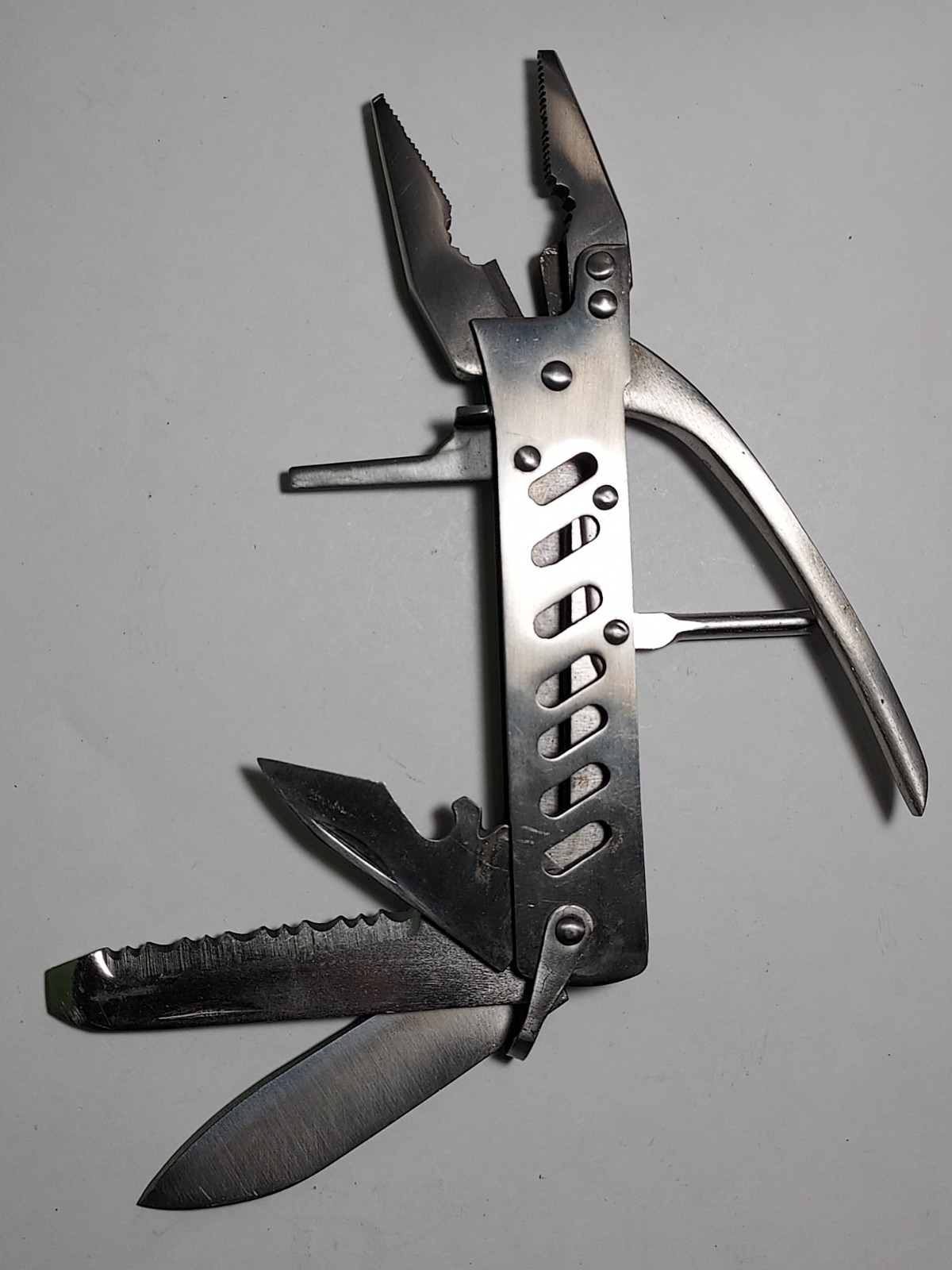 Coleman Multi Tool with Nylon Pouch – Pliers, Knife, Screwdrivers