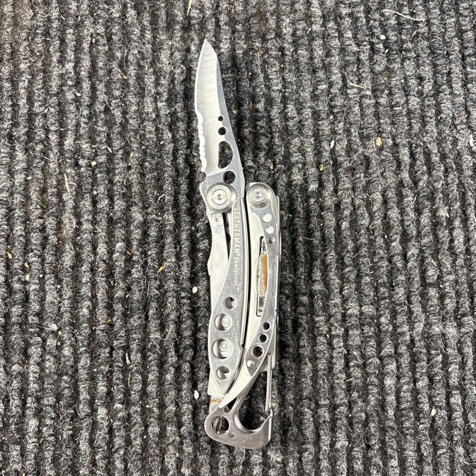 LEATHERMAN Skeletool Multi Tool – Combo Edge Blade Knife Pliers Carabiner (075)