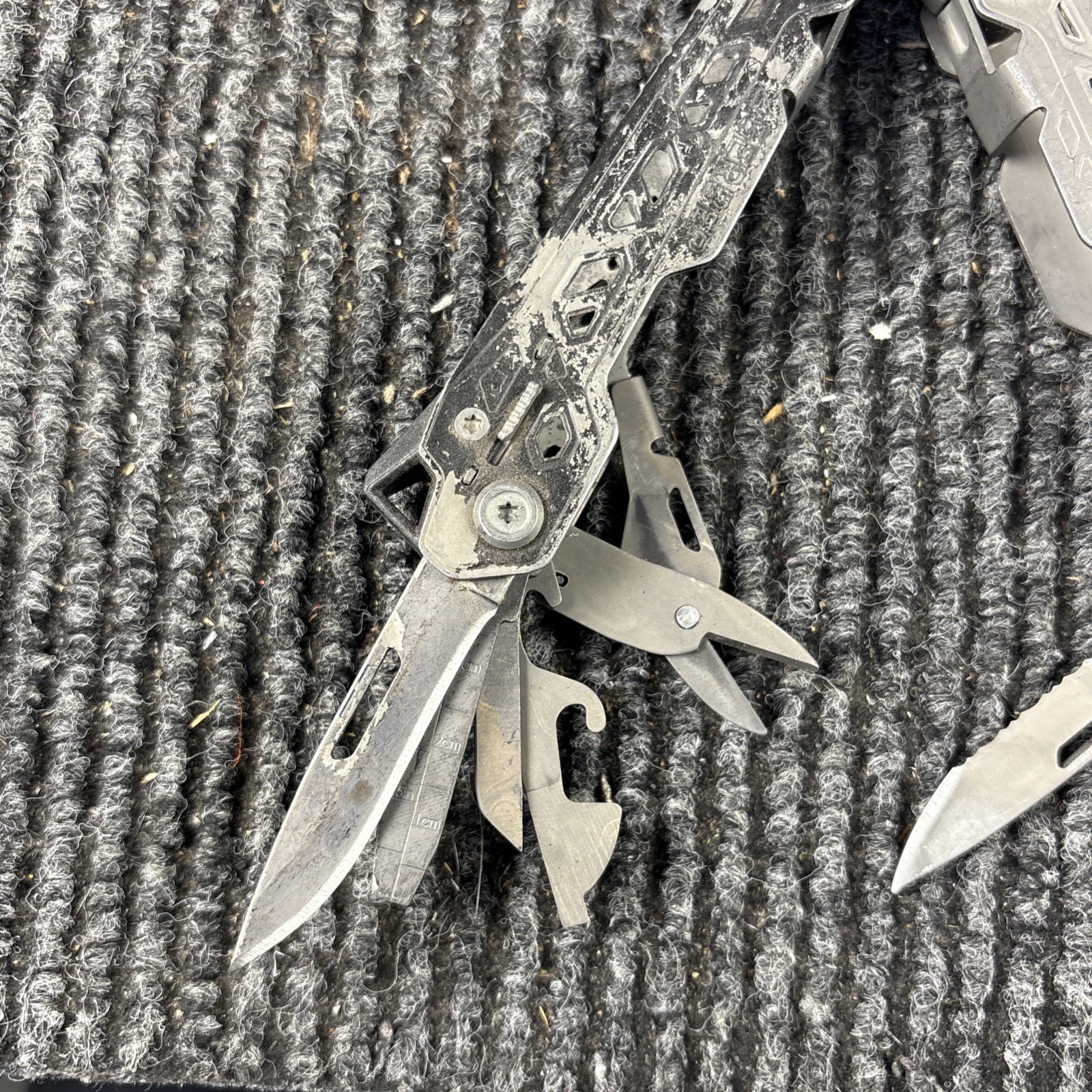 One Gerber Truss 17-in-1 Pliers Multi Tool TSA – Gray (016)