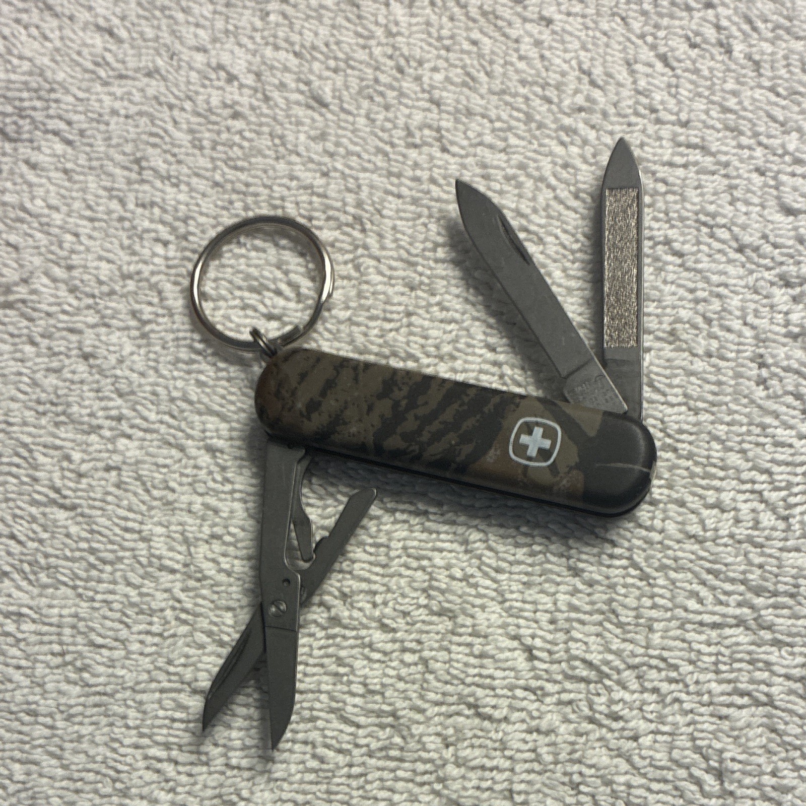 Wenger Classic SD Camo 6-Tool Keychain Multi-Tool Knife Scissors 1.75″