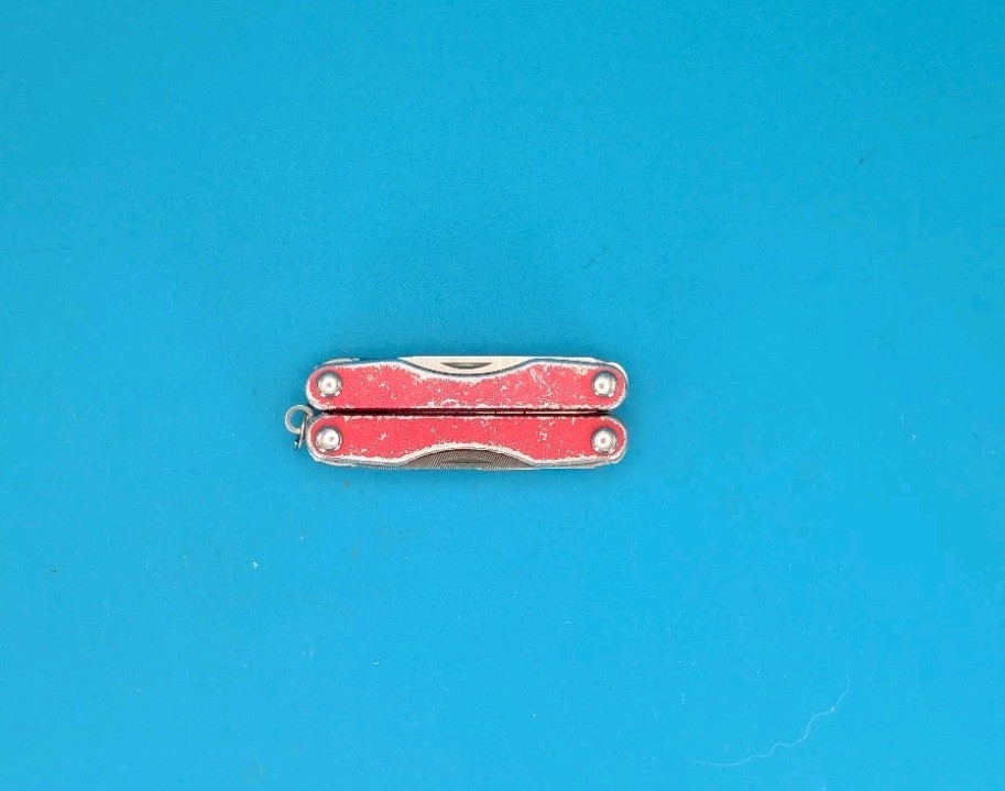 Leatherman Squirt P4 Multi-Tool, Key Ring, Retired, RED!