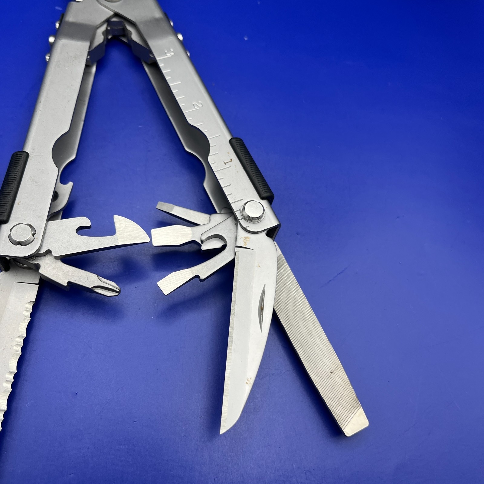 Gerber MP600 Multi-Tool Needle Nose Pliers Carbide Cutters w/ Sheath