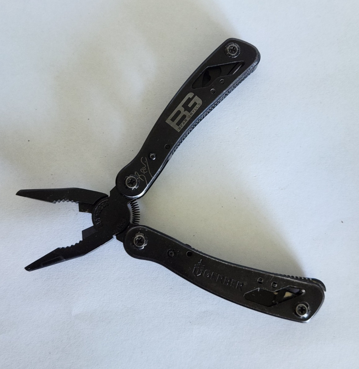 Gerber Bear Grylls Ultimate Multi-Tool Pliers Knife + more survival tool