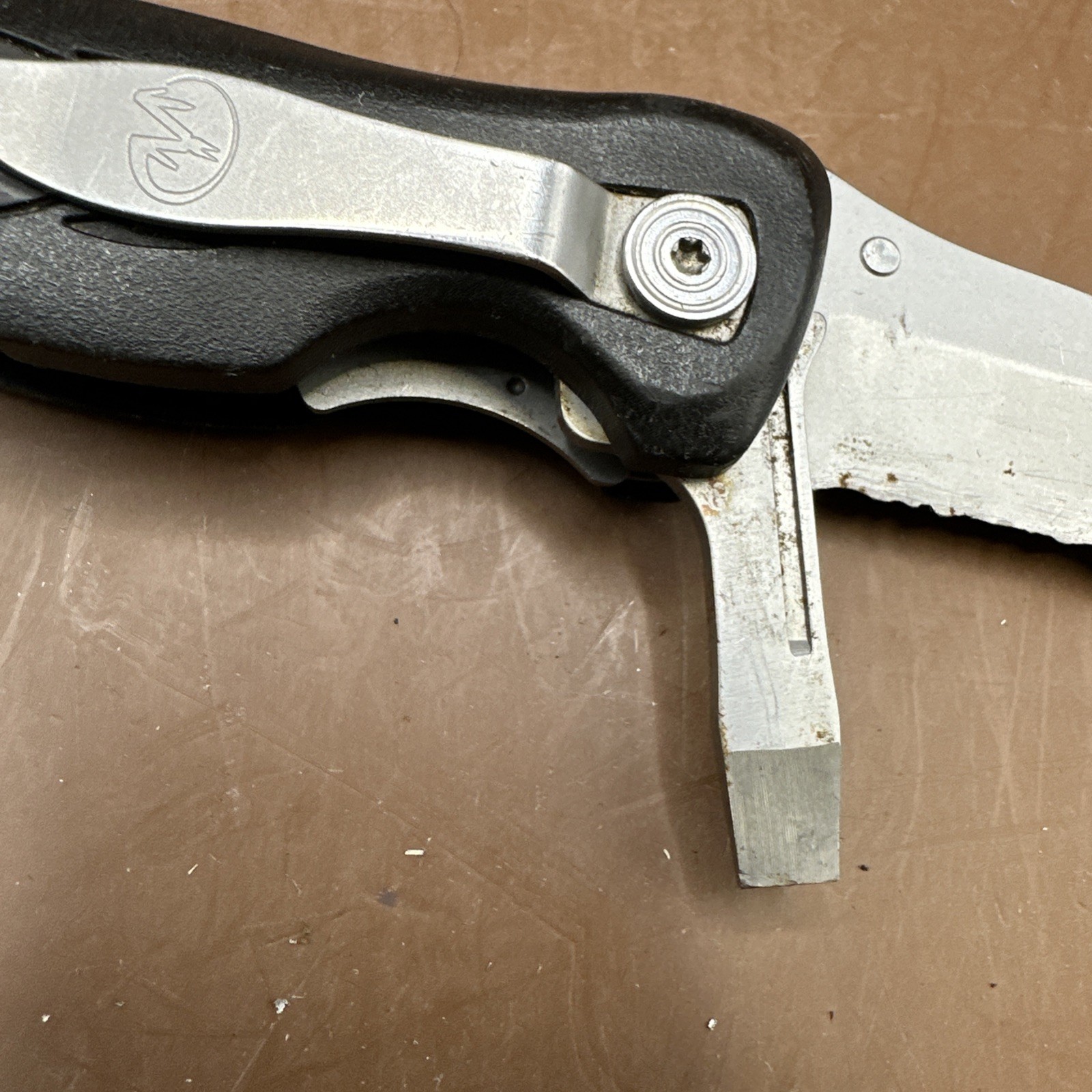 Leatherman C305 Multi-Tool Partially Serrated Knife Screwdrivers Carabiner Clip