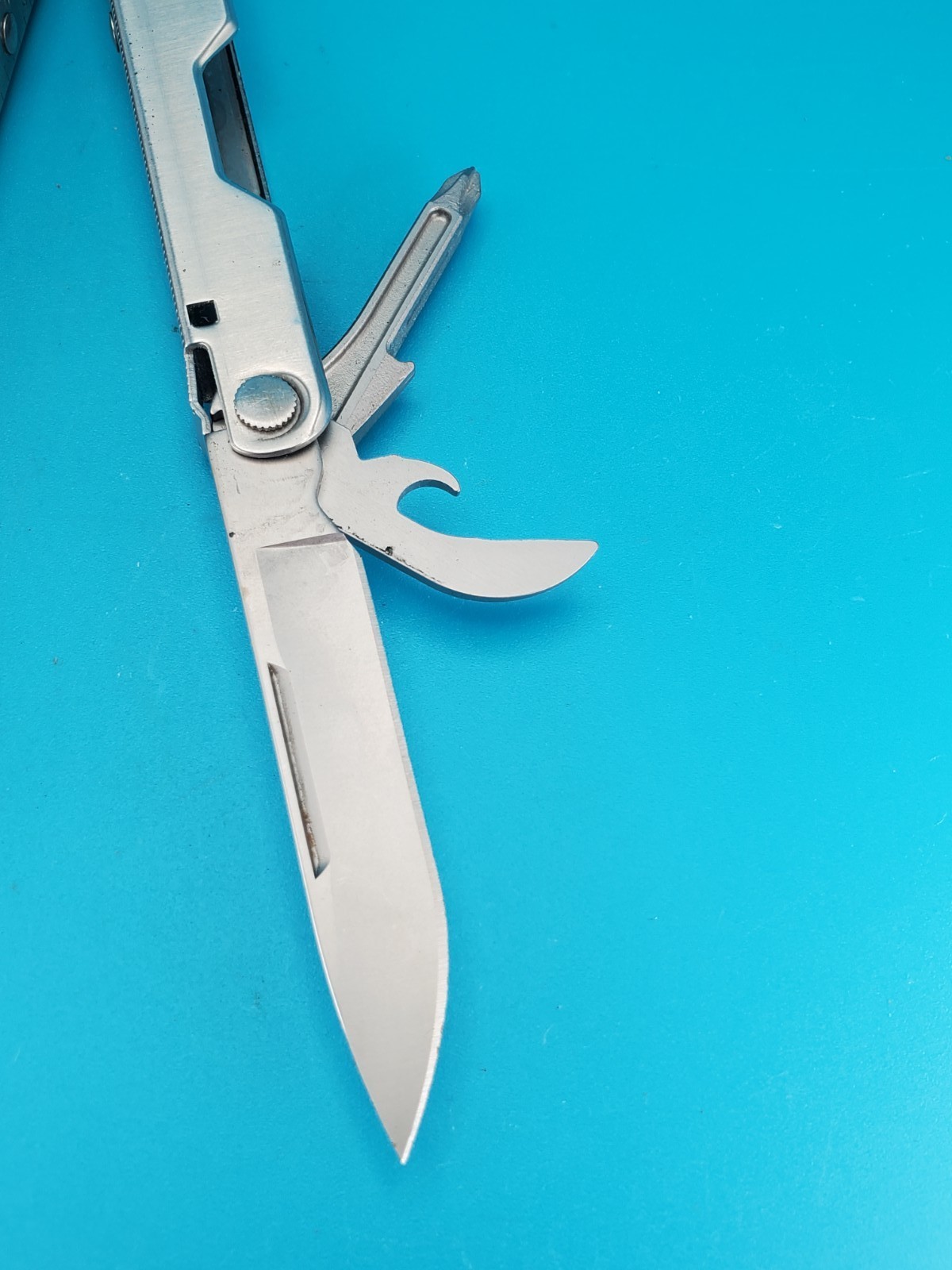LEATHERMAN Bond Multitool, Stainless Steel Everyday Tool! With Sheath!