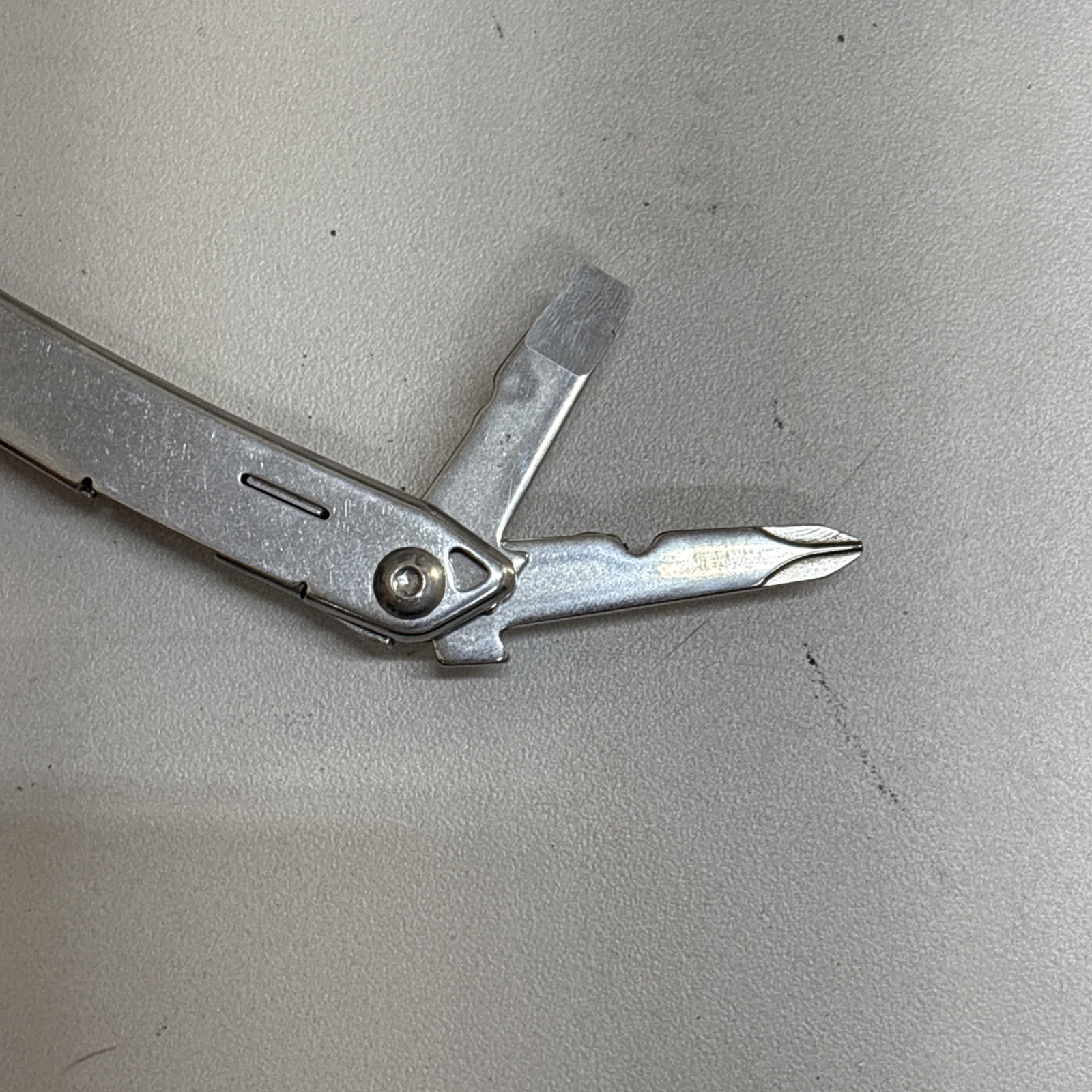 Leatherman Wingman Multitool with 14 tools Needle Nose pliers, wire cutter (037)