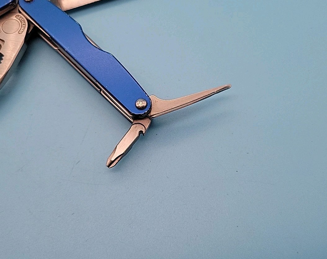 Leatherman JUICE CS4 Multi-Tool – Dated 1001 – Blue – Discontinued – Pliers