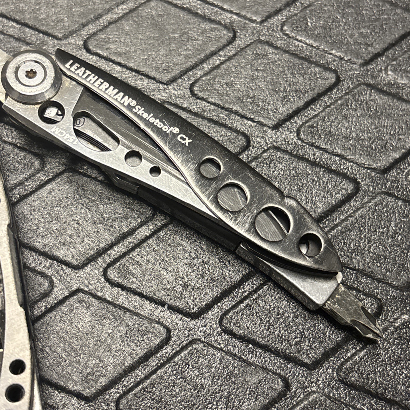 Leatherman Skeletool CX Multi-Tool Pliers Knife, Carbon Fiber