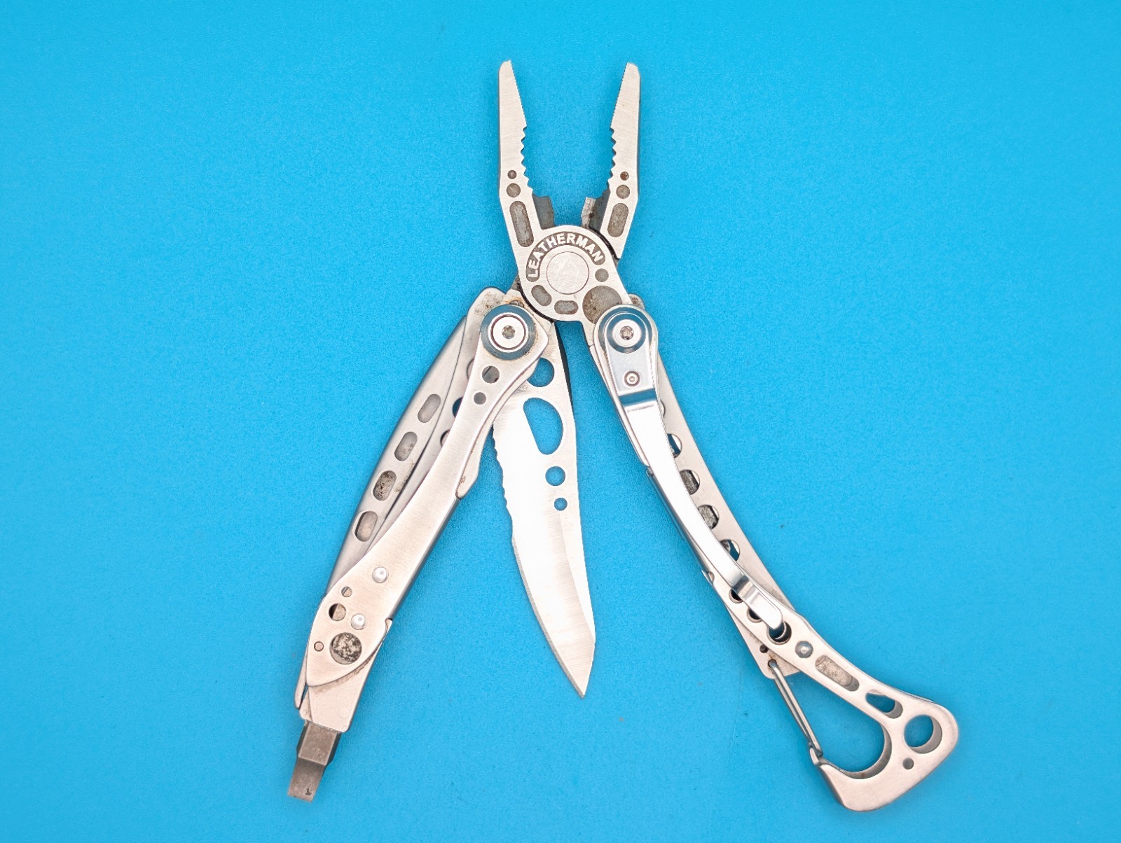 LEATHERMAN Skeletool Multi Tool – Combo Edge Blade Knife Pliers Carabiner!!!