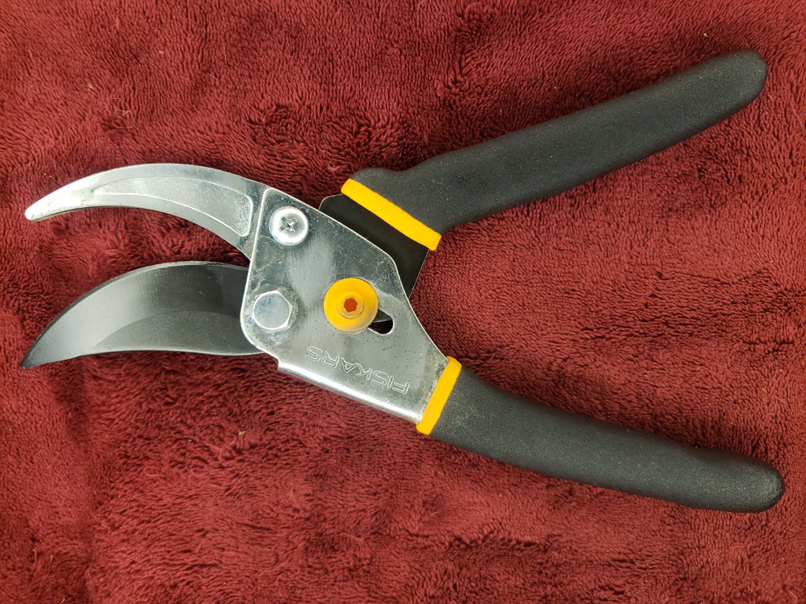 Fiskars AD0624 8.5″ Pruner Steel Blade & Non Slip Handle