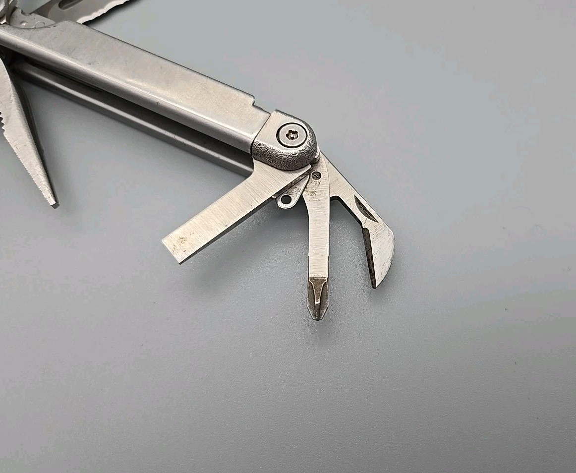 Leatherman Wave Multi Tool dated 0401 – Pliers, File, Saw, Knife Screwdrivers