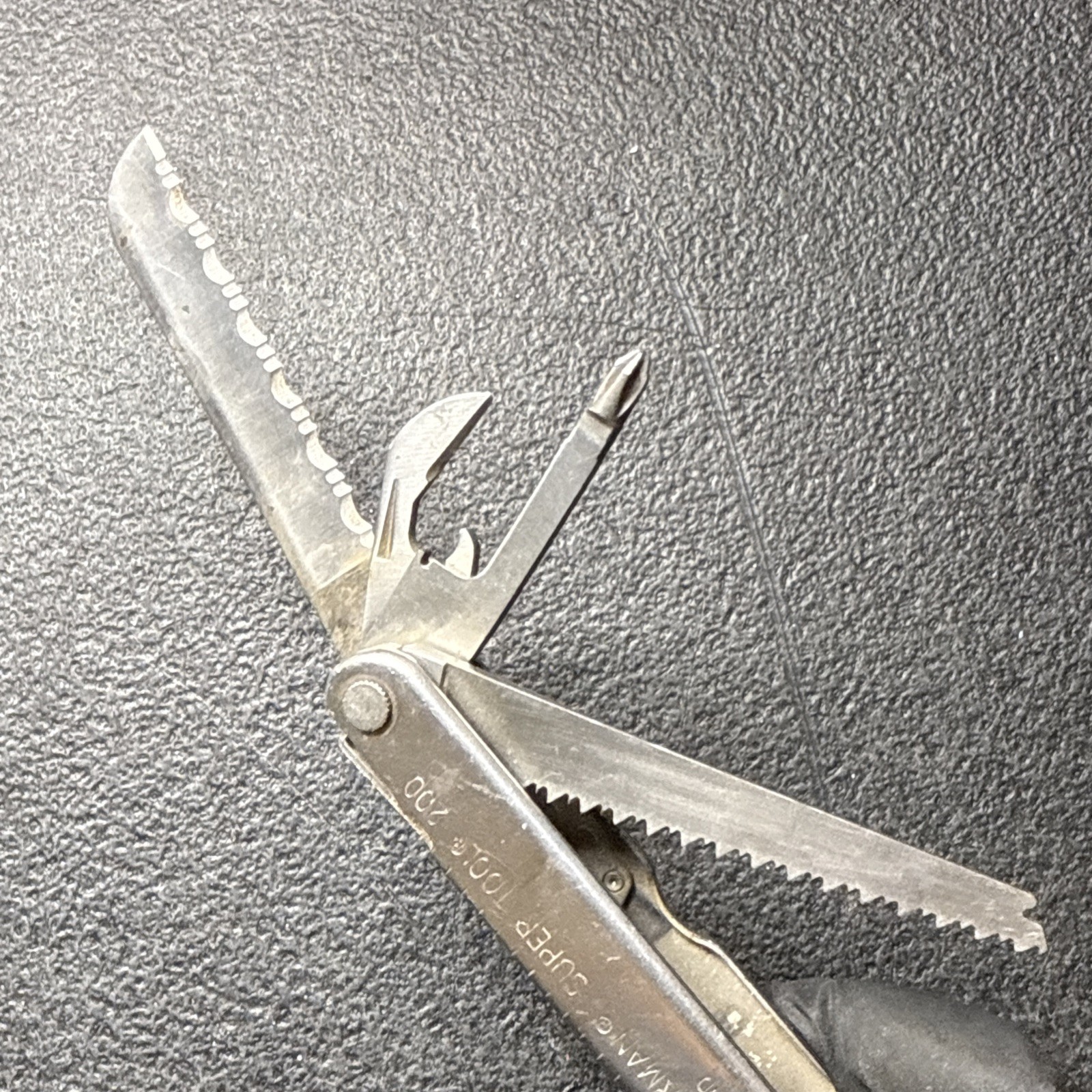 LEATHERMAN 200 SUPER TOOL SELLING FOR PARTS NOT WORKING