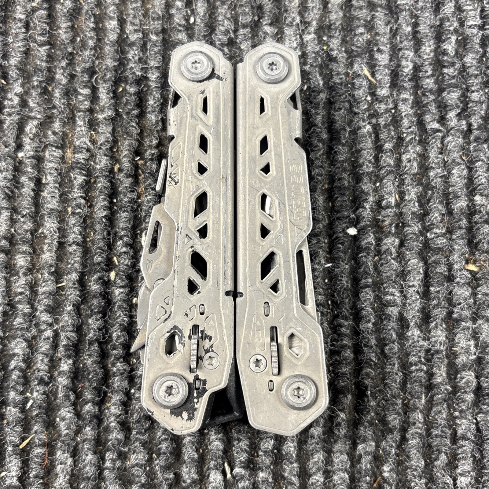 One Gerber Truss 17-in-1 Pliers Multi Tool TSA – Gray (016)