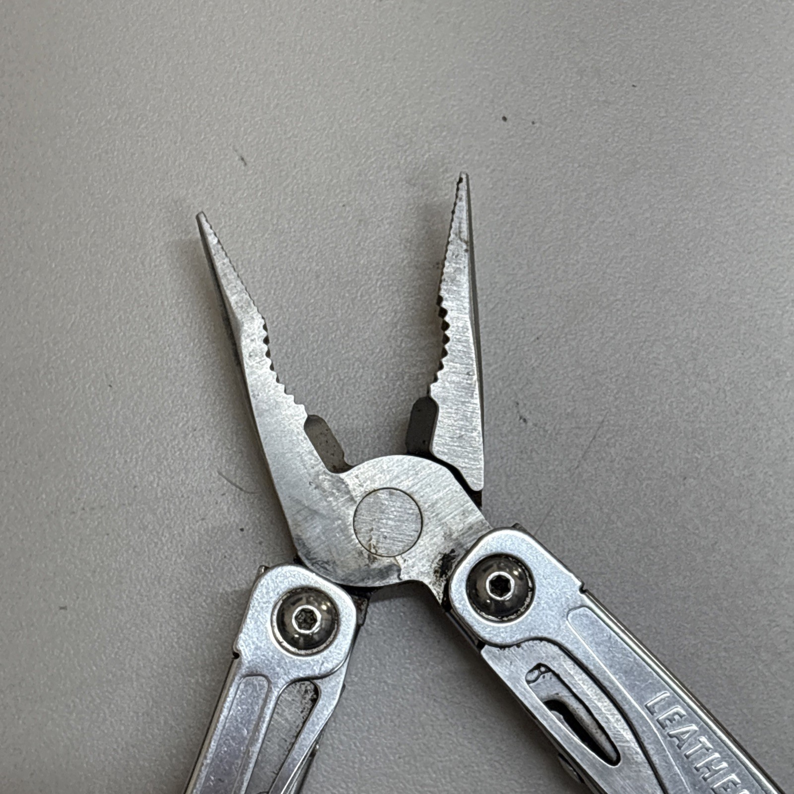 Leatherman Wingman Multitool with 14 tools Needle Nose pliers, wire cutter (032)
