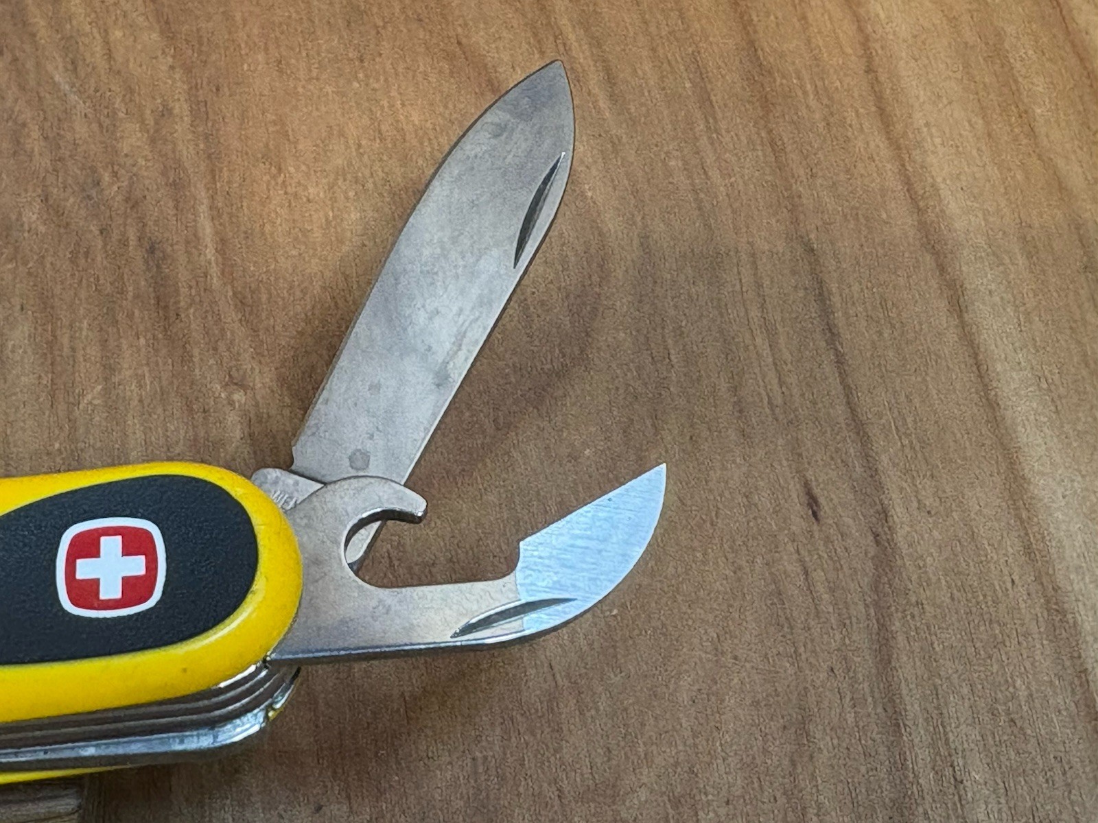 Victorinox Swiss Army Knives Evolution S18 Grip Yellow / Black NEAR MINT!