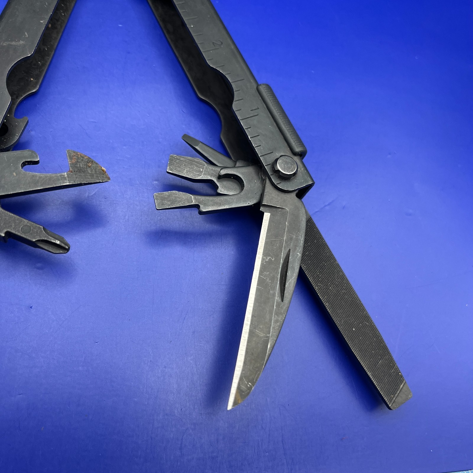 Gerber MP600 Black Oxide Multi-Tool Needle Nose Pliers Carbide Cutters