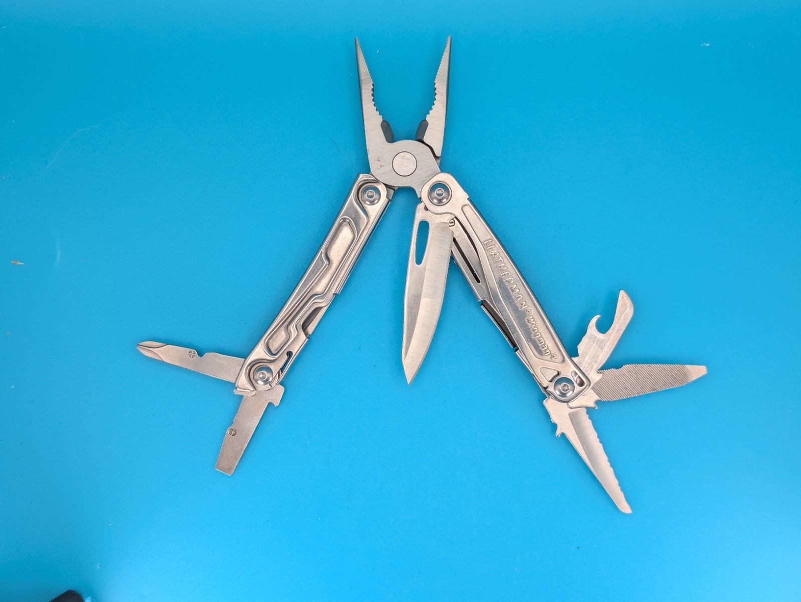 Leatherman Rev 3.8″ Multi-Tool, Stainless! *LEATHERMAN FACTORY ERROR* WINGMAN