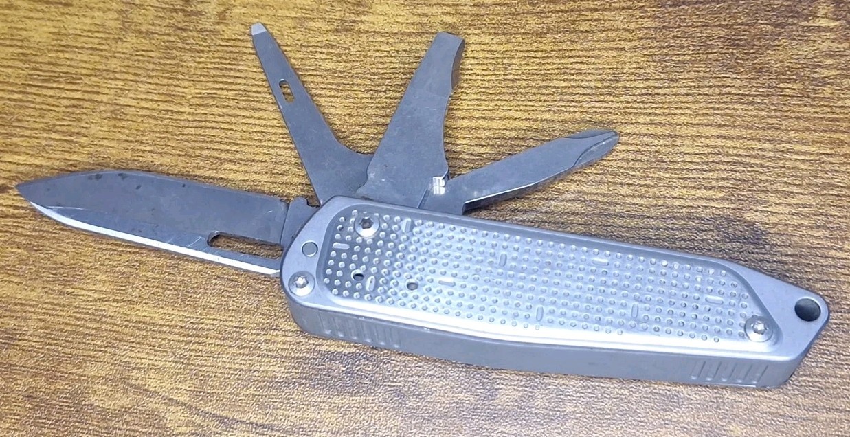 Leatherman FREE T2 Pocket Knife Multi-tool Silver Toned Screwdriver Philips