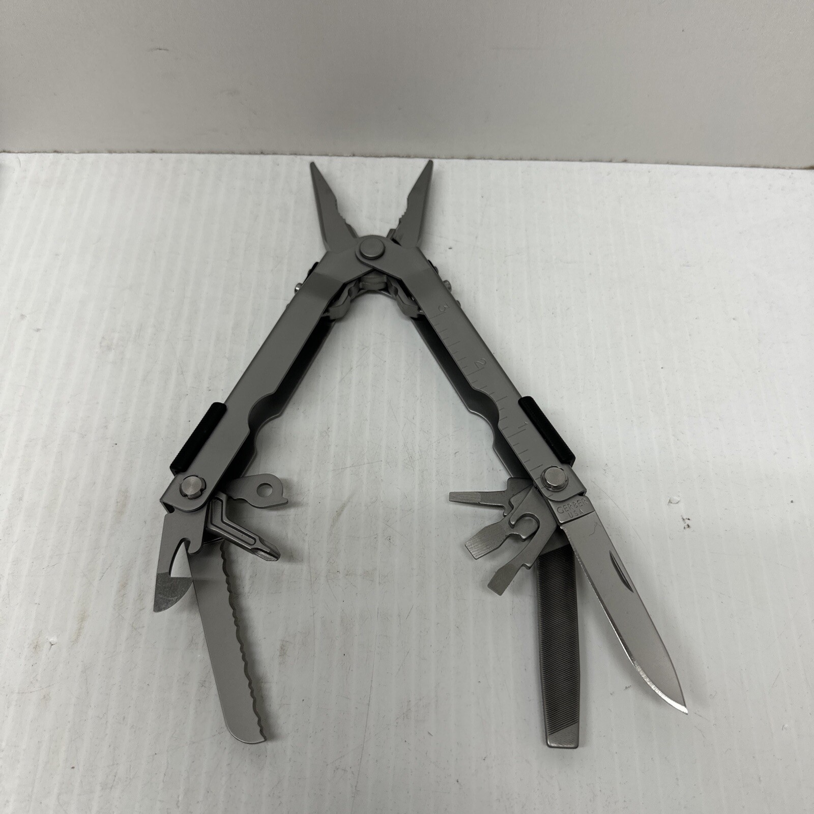 Gerber MP600 Multitool Multi-Plier w/ Sheath Silver Pliers Knife Drivers USA