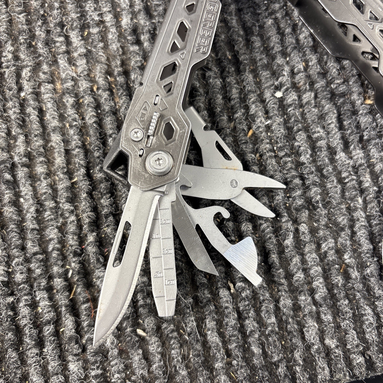 One Gerber Truss 17-in-1 Pliers Multi Tool TSA – Gray (017)