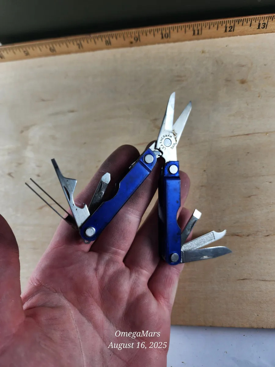 Leatherman Micra Plastic Blue #2 Light usage