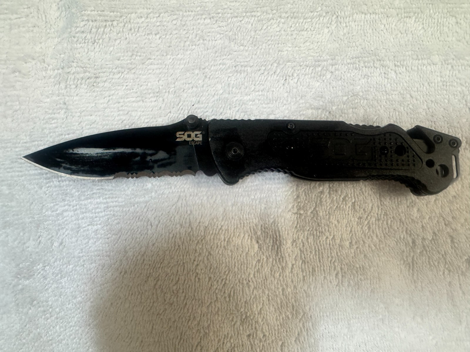 SOG Escape Folding Rescue Knife 3.4″ Black Combo Blade Aluminum Handles FF25-CP