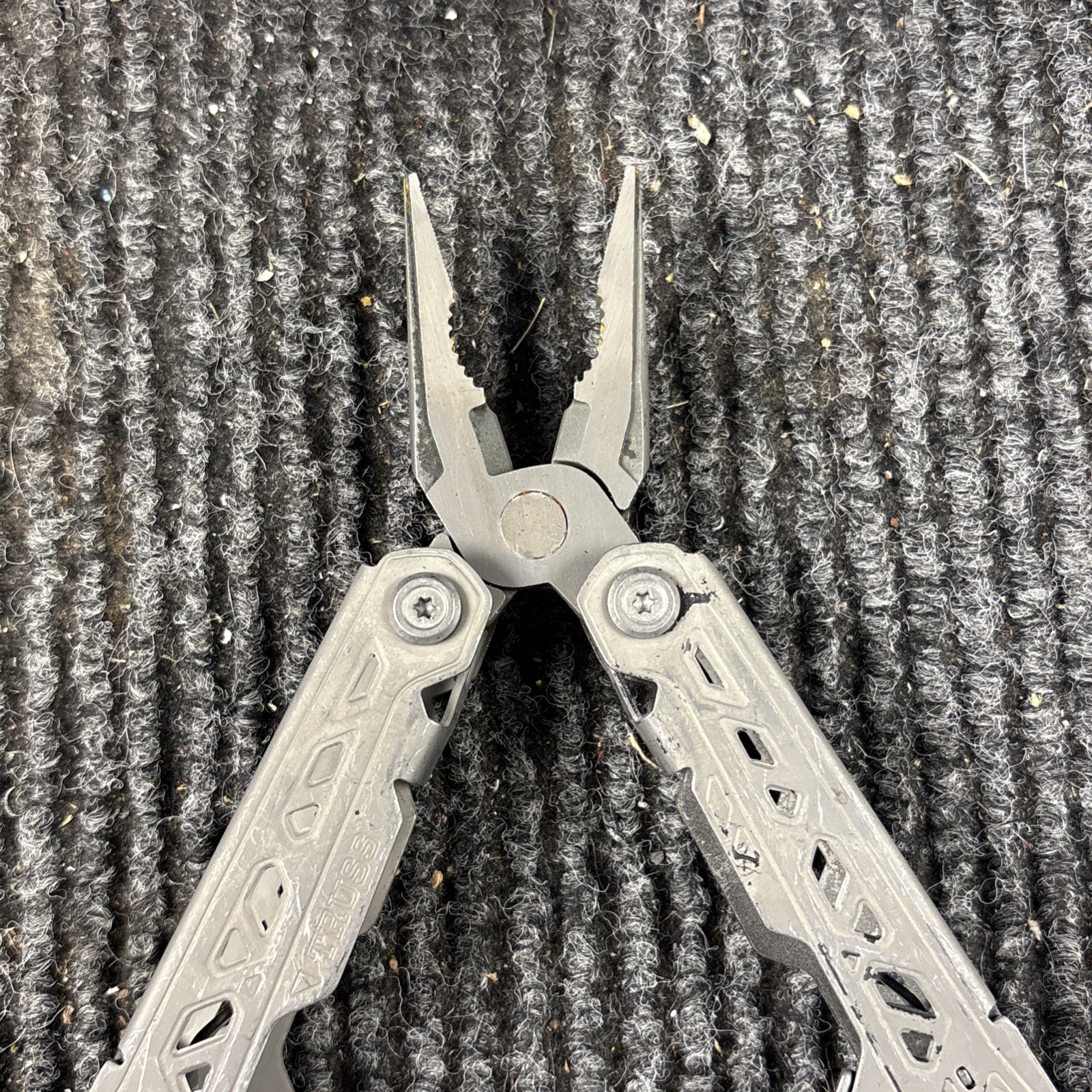 One Gerber Truss 17-in-1 Pliers Multi Tool TSA – Gray (016)