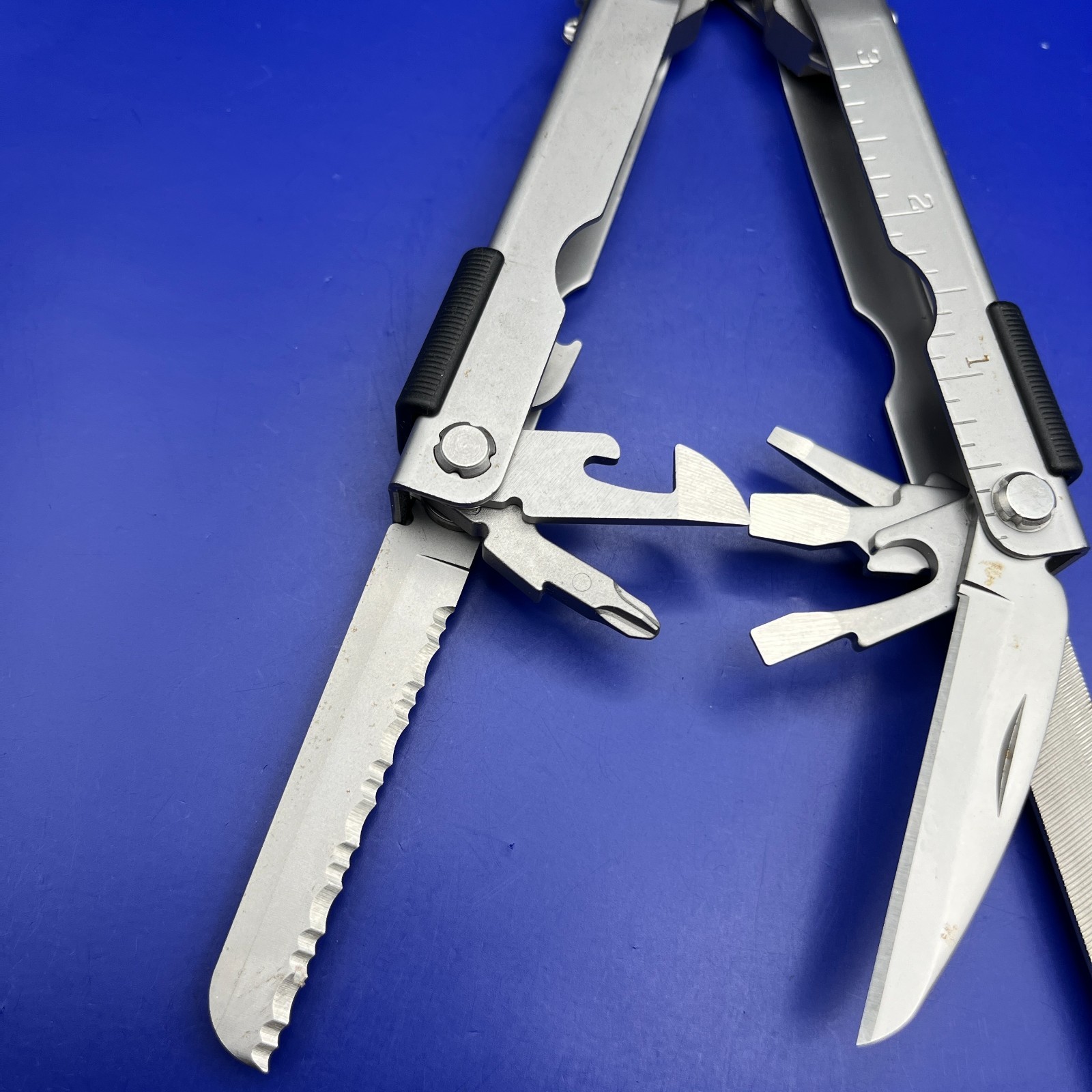 Gerber MP600 Multi-Tool Needle Nose Pliers Carbide Cutters w/ Sheath