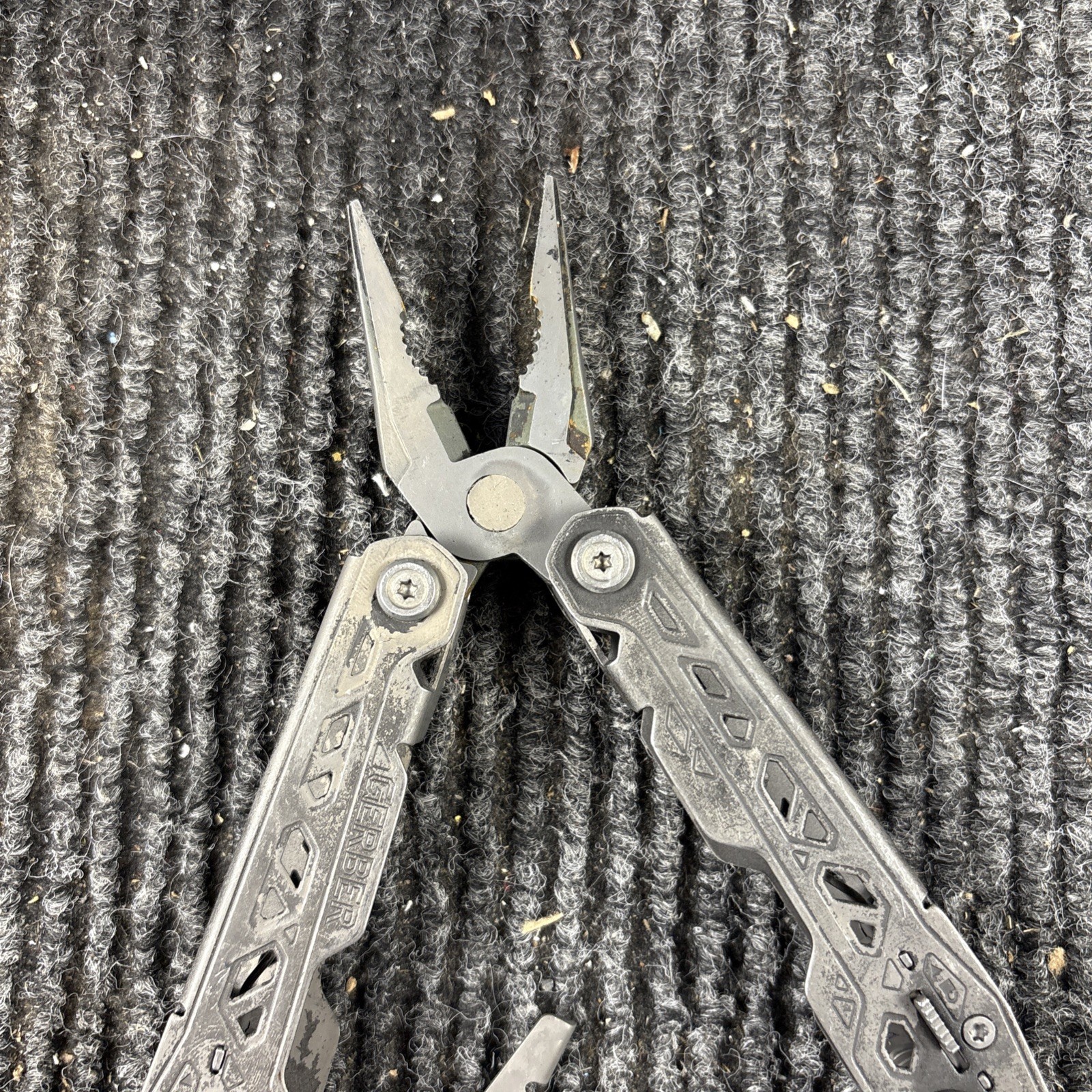 One Gerber Truss 17-in-1 Pliers Multi Tool TSA – Gray (015)