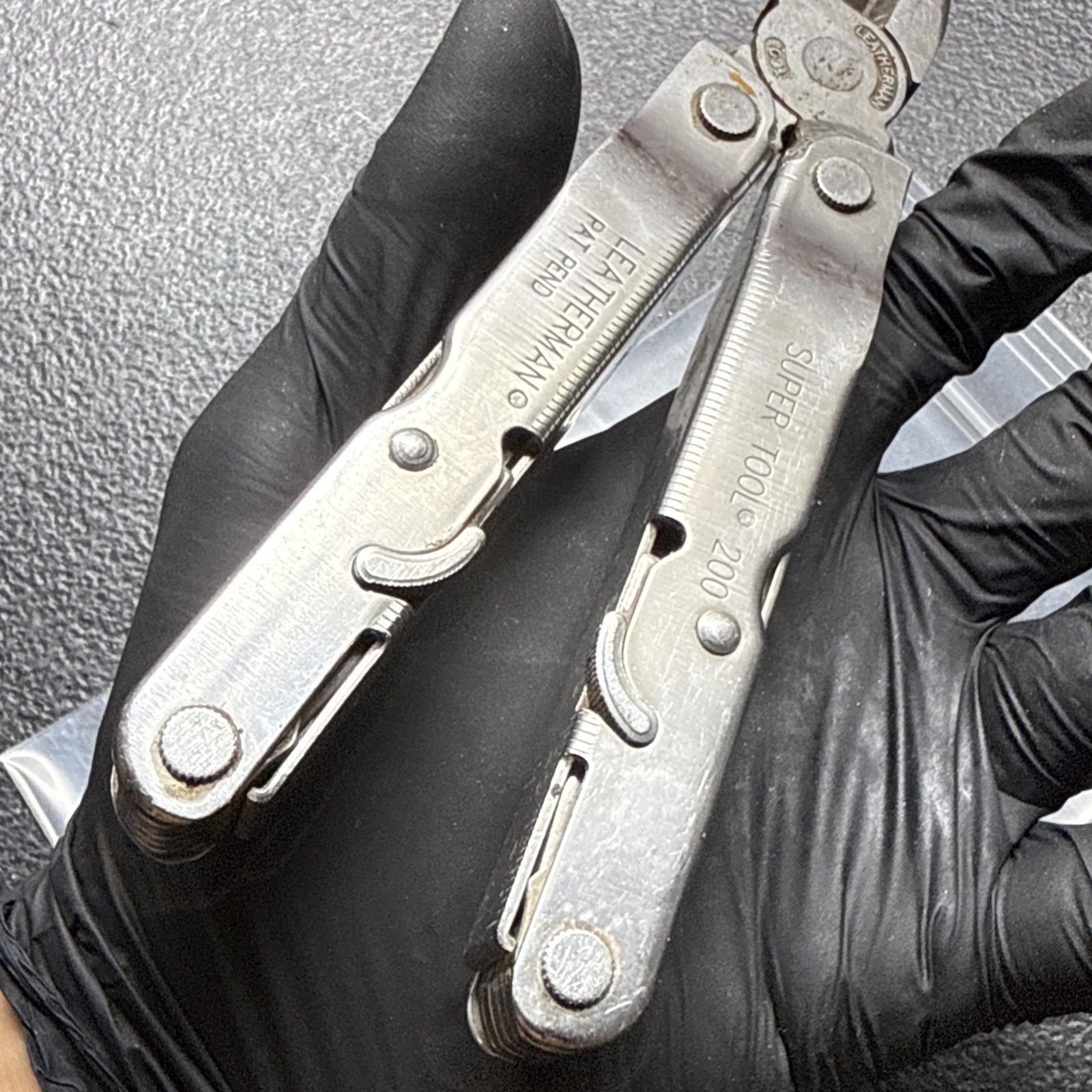 LEATHERMAN 200 SUPER TOOL SELLING FOR PARTS NOT WORKING