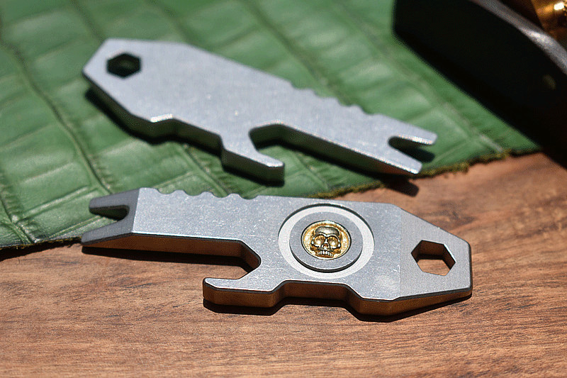 1PC EDC Titanium Inlaid Skull Multi Tools Pry Bar Crowbar Wrench Opener Keychain