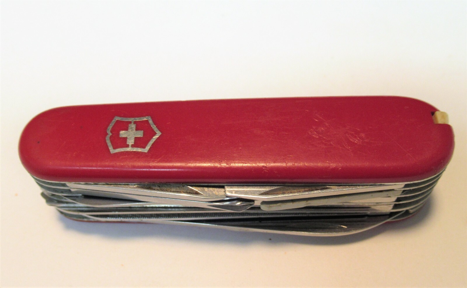 VINTAGE VICTORINOX SWISS ARMY KNIFE 16 TOOLS INCLUDING A MAG GLASS AND MORE !!