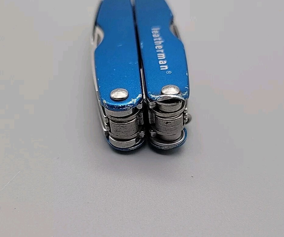 Leatherman Juice CS4 Multi Tool – Dated 0304 – Blue – Pliers * Retired *